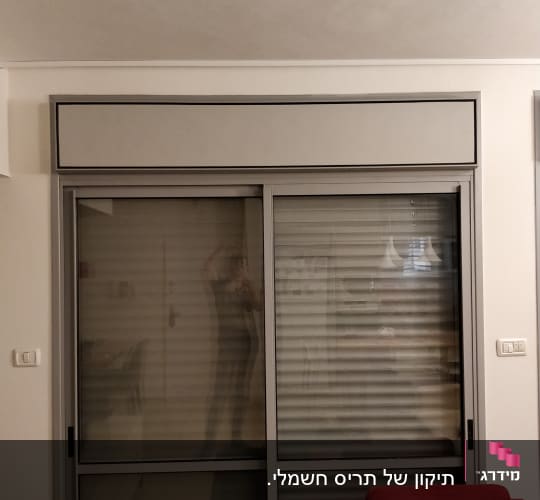 תריסים סגורים על חלון זכוכית גדול